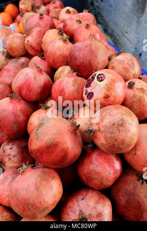 Frische, rote Granatäpfel auf einem Markt in Istanbul, Türkei Stockfoto