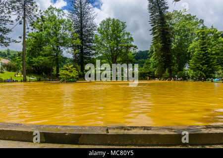 Thermalquellen. Orange Wasser, in Azoren, Portugal Stockfoto