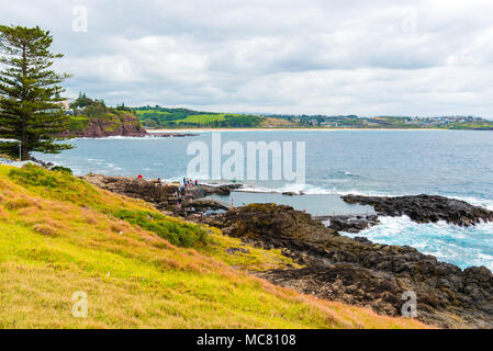 Sydney, NSW, Australia-March 31, 2018: Blick über die Küste, Wasser Wellen und felsigen Ufer in Kiama, bekannt für Spaziergänge an der Küste, Regenwald und Wanderwege pristi Stockfoto