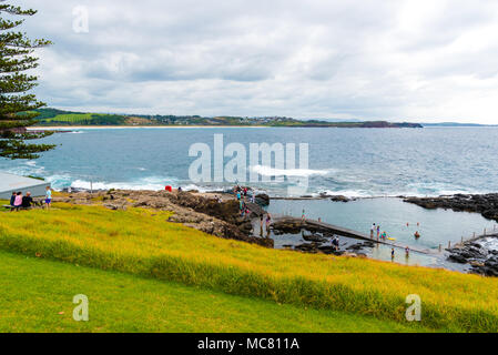 Sydney, NSW, Australia-March 31, 2018: Blick über die Küste, Wasser Wellen und felsigen Ufer in Kiama, bekannt für Spaziergänge an der Küste, Regenwald und Wanderwege pristi Stockfoto