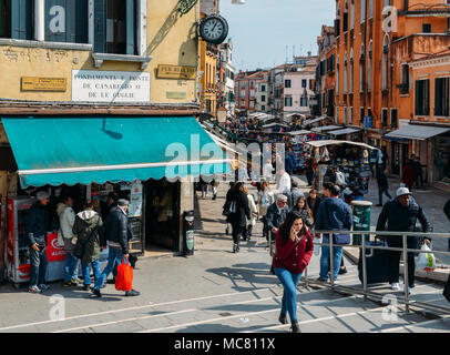 Venedig, Italien - 28. März 2018: Fußgänger gehen auf der belebten Straße im historischen Zentrum von Venedig Stockfoto