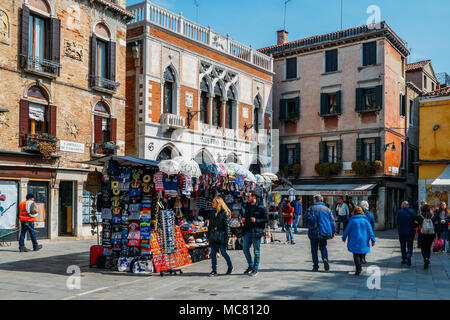 Venedig, Italien - 28. März 2018: Fußgänger neben touristischen Marktstände zu Fuß Stockfoto