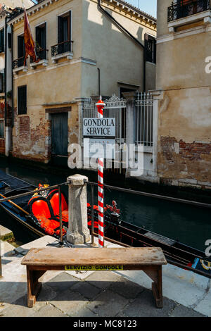 Venedig, Italien - 28. März 2018: Leere traditionellen Gondel auf einem Kanal in Venedig Stockfoto