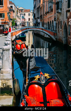 Venedig, Italien - 28. März 2018: Leere traditionellen Gondel auf einem Kanal in Venedig Stockfoto