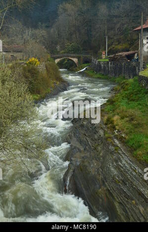 Schönen gewundenen Fluss mit tapferen Wasser und eine Römische Brücke in den Hintergrund In den Naturpark Gorbeia. Architektur Natur Landschaften. 26. März, 2. Stockfoto