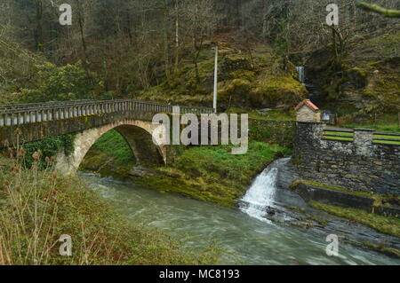 Schönes Foto von Postkarte mit einer mutigen Fluss, eine römische Brücke und eine wunderbare Mini Hausboot im Naturpark Gorbeia. Architektur Natur Land Stockfoto