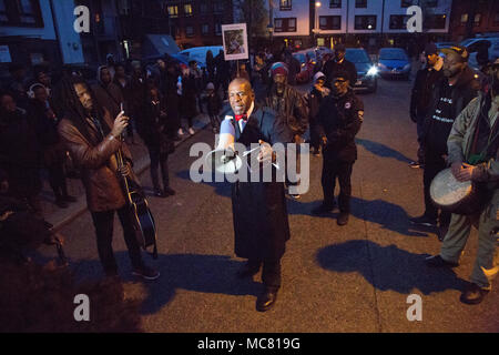 London UK 13. April 2018 ein Mitglied der "Nation of Islam" sprechen, wie die lokale Bevölkerung in Harlesden northwest London unter der Führung eine neue Generati sammeln Stockfoto