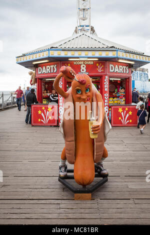 Hot Dog Würstchen mit Ketchup und Senf an der Pier in Blackpool, Lancashire. Stockfoto
