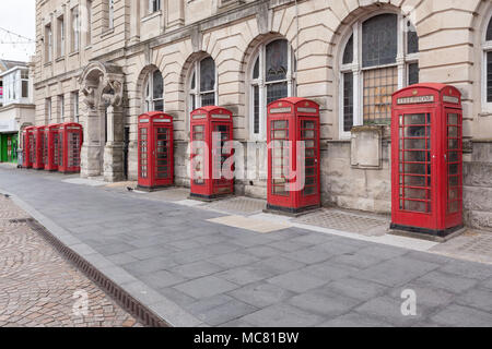 Reihe der traditionellen roten Telefonzellen außerhalb des General Post Office in Blackpool, Lancashire, Großbritannien Stockfoto