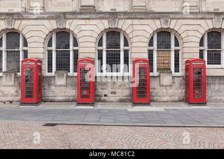 Reihe der traditionellen roten Telefonzellen außerhalb des General Post Office in Blackpool, Lancashire, Großbritannien Stockfoto