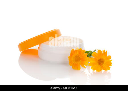 Gesunde Medizin Creme mit Ringelblumen Extrakt auf weißem Hintergrund. Heilpflanze. Stockfoto