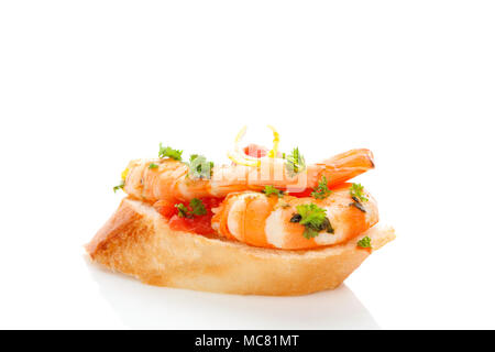 Köstliche Garnelen Sandwich mit Petersilie auf weißem Hintergrund. Meeresfrüchte Konzept essen. Meeresfrüchte canape. Stockfoto