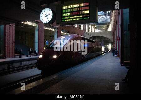 Antwerpen, Januar 05, 2011 Der Thalys Zug kommt an Hauptbahnhof Antwerpen am 05.Januar 2011. Der Thalys ist einer berühmten Hochgeschwindigkeitszug verbinden Stockfoto