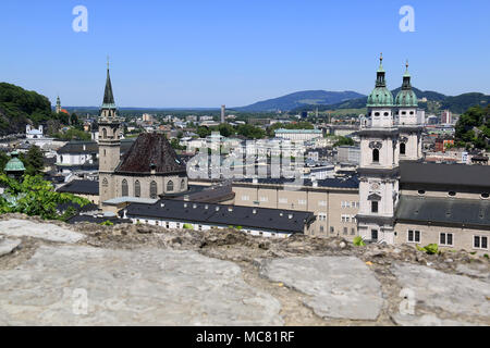 Franziskanerkirche (links) und die Kathedrale der Heiligen Rupert und Virgil (rechts) aus dem Mönchsberg in Salzburg, Österreich Stockfoto