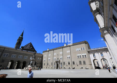 Domplatz in der Altstadt (Altstadt) Salzburg, Österreich, mit der Salzburger Dom auf der rechten Seite sichtbar Stockfoto