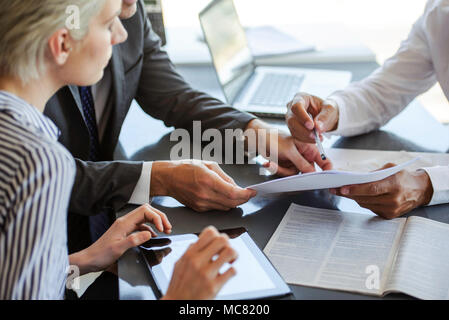 Geschäftsmann erklären, Dokument zu Kollegen Stockfoto