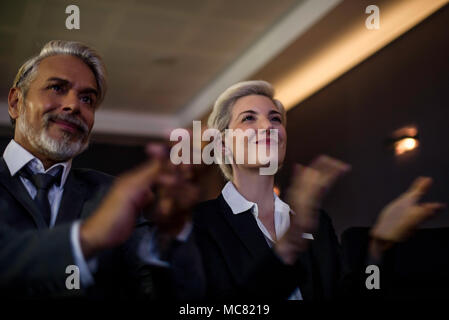 Publikum klatschen während der Performance Stockfoto
