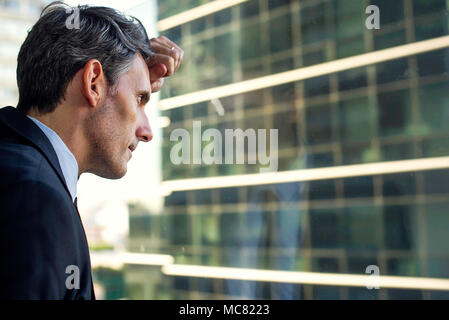 Man schaut durch das Fenster in Hochhaus Stockfoto