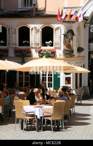 Cafe in der berühmten Getreidegasse in der Altstadt (Altstadt) Salzburg, Österreich, neben Mozarts Geburtshaus Stockfoto