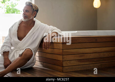 Mann im Bademantel entspannen in Sauna Zimmer Stockfoto
