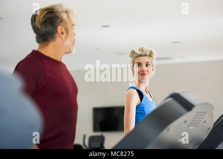 Mann und Frau Ausübung auf Laufbändern Stockfoto