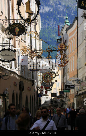 Schmiedeeisen Guild Zeichen in der berühmten Getreidegasse in der Altstadt (Altstadt) von Salzburg, Österreich Stockfoto