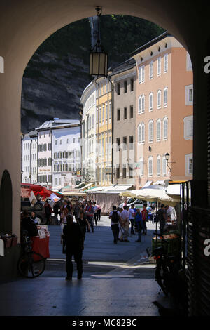 Durchgang zur Altstadt (Altstadt) von Salzburg, Österreich Stockfoto