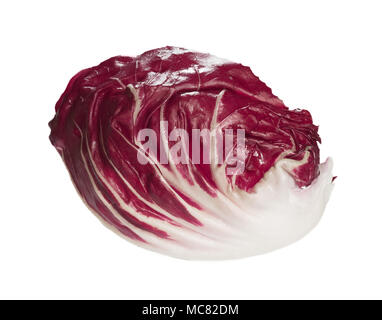 Kontrast Radicchio Salat von einer Seite auf weißem Hintergrund. Stockfoto