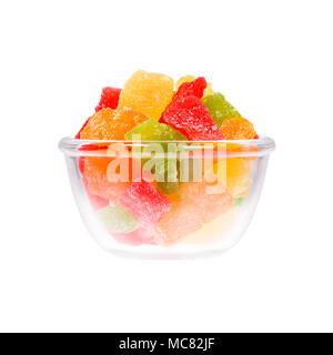 Verschiedene getrocknete Früchte in Kochtopf auf weißem Hintergrund. Stockfoto