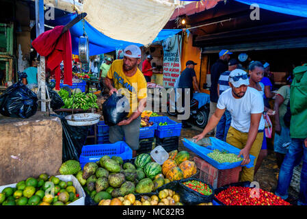 HIGUEY, DOMINIKANISCHE REPUBLIK - NOVEMBER 1, 2015: Zwei unbekannte Männer verkauft Obst auf dem lokalen Markt in Higuey, Punta Cana, Dominikanische Republik. Der Ort ist das Eigh Stockfoto