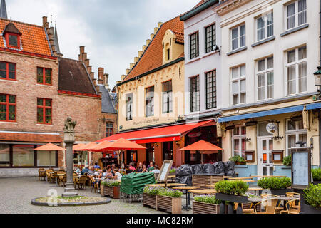 Brügge, Belgien - 10. JUNI 2014: Im Freien Restaurant in Street in Brügge, Belgien. Brügge ist die Hauptstadt und größte Stadt der Provinz West Flan Stockfoto