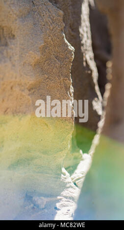 Sandige Schlucht in Sonne und Schatten bedeckt Stockfoto