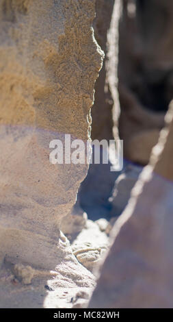 Sandige Schlucht in Sonne und Schatten bedeckt Stockfoto