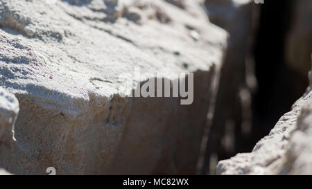 Sandige Schlucht in Sonne und Schatten bedeckt Stockfoto