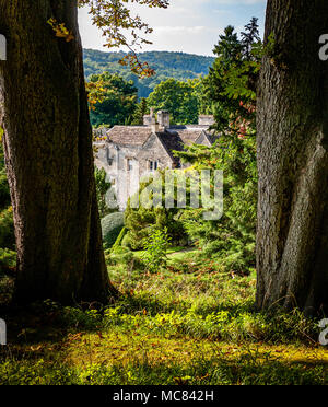 Blick von der oberen Pfade der Peto Garten über Iford Manor in der Nähe von Bath in Wiltshire UK Stockfoto