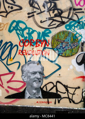 Street Art mit Labour Party leader Jeremy Corbyn in einer schmalen Gasse im Zentrum von Bristol UK Stockfoto