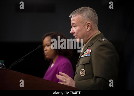 Dana White, der Assistent des Verteidigungsministers für die öffentlichen Angelegenheiten, und Generalleutnant Kenneth F. McKenzie, die Gemeinsame Personal Direktor, kurz der Presse in Bezug auf die amerikanischen Aktivitäten in Syrien im Pentagon in Washington, D.C., 14. April 2018. (DoD Foto von Tech Sgt. Vernon Junge jr.) Stockfoto