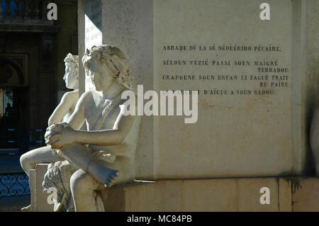 Detail der Craponne Brunnen im Salon, errichtet zur Erinnerung an Adam de Craponne [ein Freund von Nostradamus], die dem Kanal System entwickelt, um Wasser zu Salon zu bringen. Die Beschriftung wird in der Provence. Stockfoto