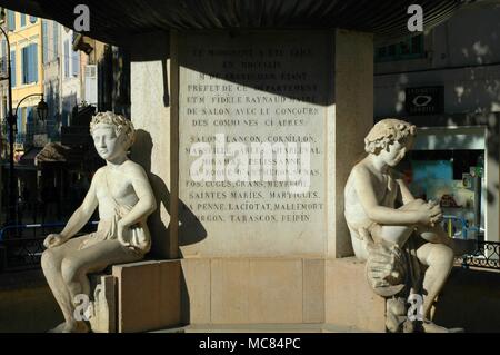 Detail der Craponne Brunnen im Salon, errichtet zur Erinnerung an Adam de Craponne, der durch seinen Kanal - Gebäude, brachte Wasser zu Salon. Craponne war ein Freund von Nostradamus. Stockfoto