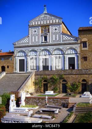 Das dreizehnte Jahrhundert basilican Kirche San Miniato al Monte, mit Blick auf Florenz, Italien. Im Langhaus der Zodiac ist ein Marmor Tierkreis, bis 1207 datiert, die arkanen Symbolik, die das Muster der Sternbilder zu der Zeit die Kirche wieder aufgebaut und neu eingeweiht. Stockfoto