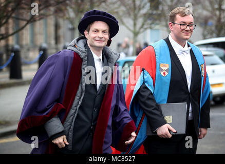 Serbische politische Aktivistin Srdja Popovic (links), neben Präsident der Vertreterversammlung Lewis Holz, an der Prozession durch die Straßen von St. Andrews, Fife, nachdem er als neuer Rektor an der Universität St Andrews installiert wurde. Stockfoto