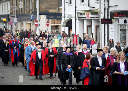 Wissenschaftler nehmen an der Prozession durch die Straßen von St. Andrews, Fife, nach serbischen politischen Aktivisten Srdja Popovic als neuer Rektor an der Universität St Andrews installiert wurde. Stockfoto