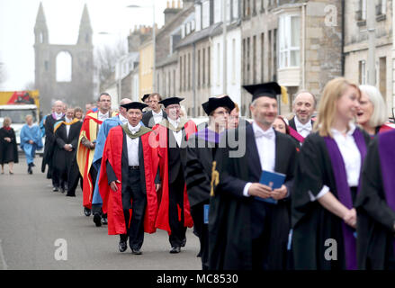 Wissenschaftler nehmen an der Prozession durch die Straßen von St. Andrews, Fife, nach serbischen politischen Aktivisten Srdja Popovic als neuer Rektor an der Universität St Andrews installiert wurde. Stockfoto