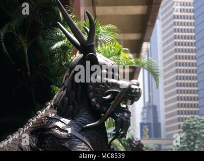 Chinesische Mythologie Tempel des Himmels der Chinesischen Tier Composite, mit Füßen von Pferd, Körper von Lion, Leiter der Drachen, etc. Wächter an der Vorderseite des chinesischen kulturellen Zentrum Hong Kong Stockfoto