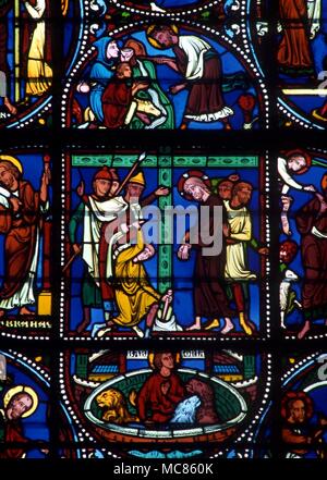 Christliche römische Soldaten, das Kreuz, auf dem Sie kreuzigen Christus. Glasmalerei von der Kirche St. Pierre, Chartres Stockfoto