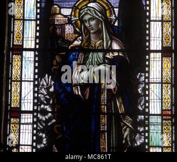 CHRISTIAN Maria, die Mutter Jesu, mit ihrem floralen Attribute der Lilie. Kirchenfenster (19. Jahrhundert) in der Kirche von newchurch-in-Pendle Stockfoto