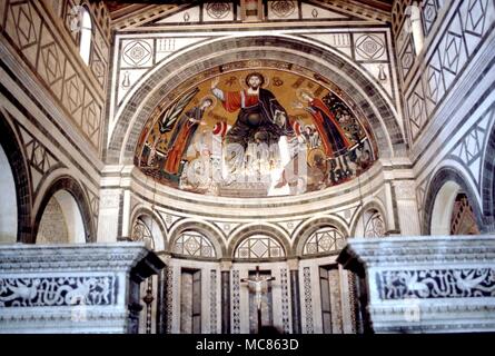 CHRISTIAN 13. Jahrhundert Mosaik von Christus in Herrlichkeit, über dem Altar Chor von San Miniato al Monte in Florenz. Das Mosaik, durch das Portal mit der Fische Fische gesehen, ist Teil der geheime Symbolik der Kirche Stockfoto