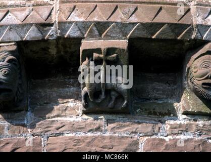 CHRISTIAN Flachrelief Untersicht auf die Pfarrkirche in Kilpeck (in der Nähe von Hereford) schildert Christus in Gestalt eines Lammes, das Kreuz tragen Stockfoto