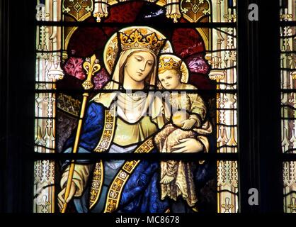 CHRISTIAN Maria, der Jungfrau mit Kind - Maria, die Mutter Jesu, von den Drei Maries Fenster in der Südwand von St. Margaret's (Gemeinde) Kirche, King's Lynn, Glasmalerei Stockfoto