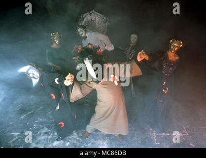 Hexerei Gruppe von Menschen in einer Hexerei burleske, in ausländischen Kunden und Masken, Tanzen in einem magischen Kreis Stockfoto